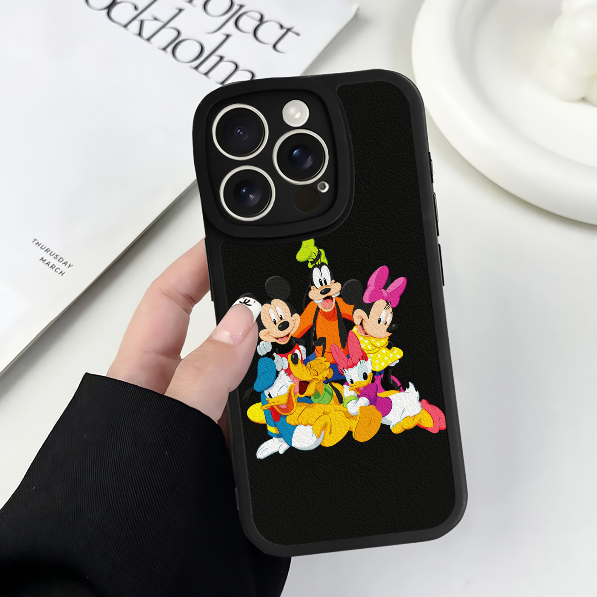 （画像用） ミッキーマウス Mickey Mouse 【iPhone 16シリーズ対応】シリコンスマホケース（レザー調） 材質：シリコン